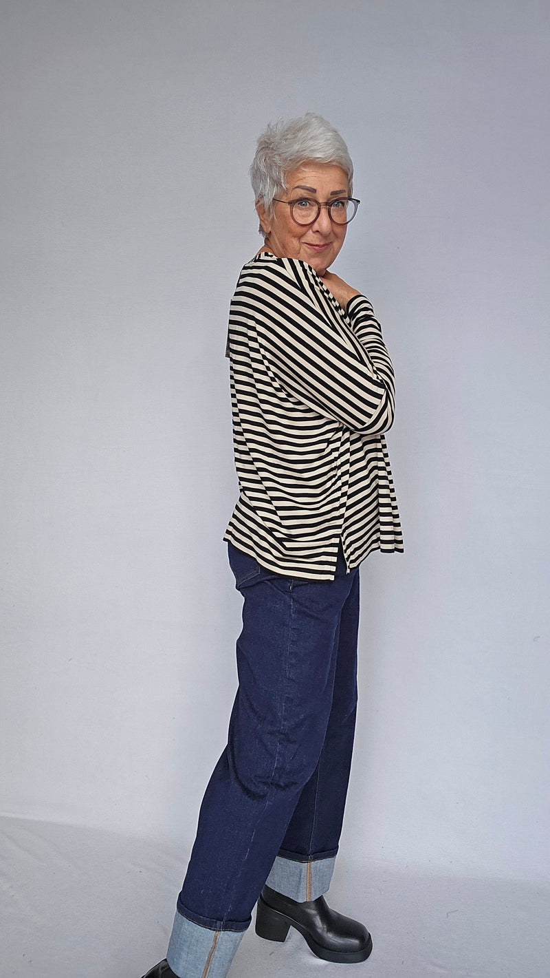Masai Genser Masai- Barr Stripete sort/beige oversize genser kunstkolonialen