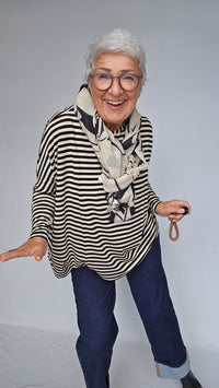 Masai Genser Masai- Barr Stripete sort/beige oversize genser kunstkolonialen