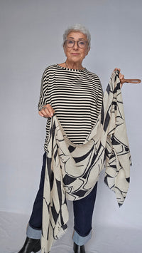 Masai Genser Masai- Barr Stripete sort/beige oversize genser kunstkolonialen