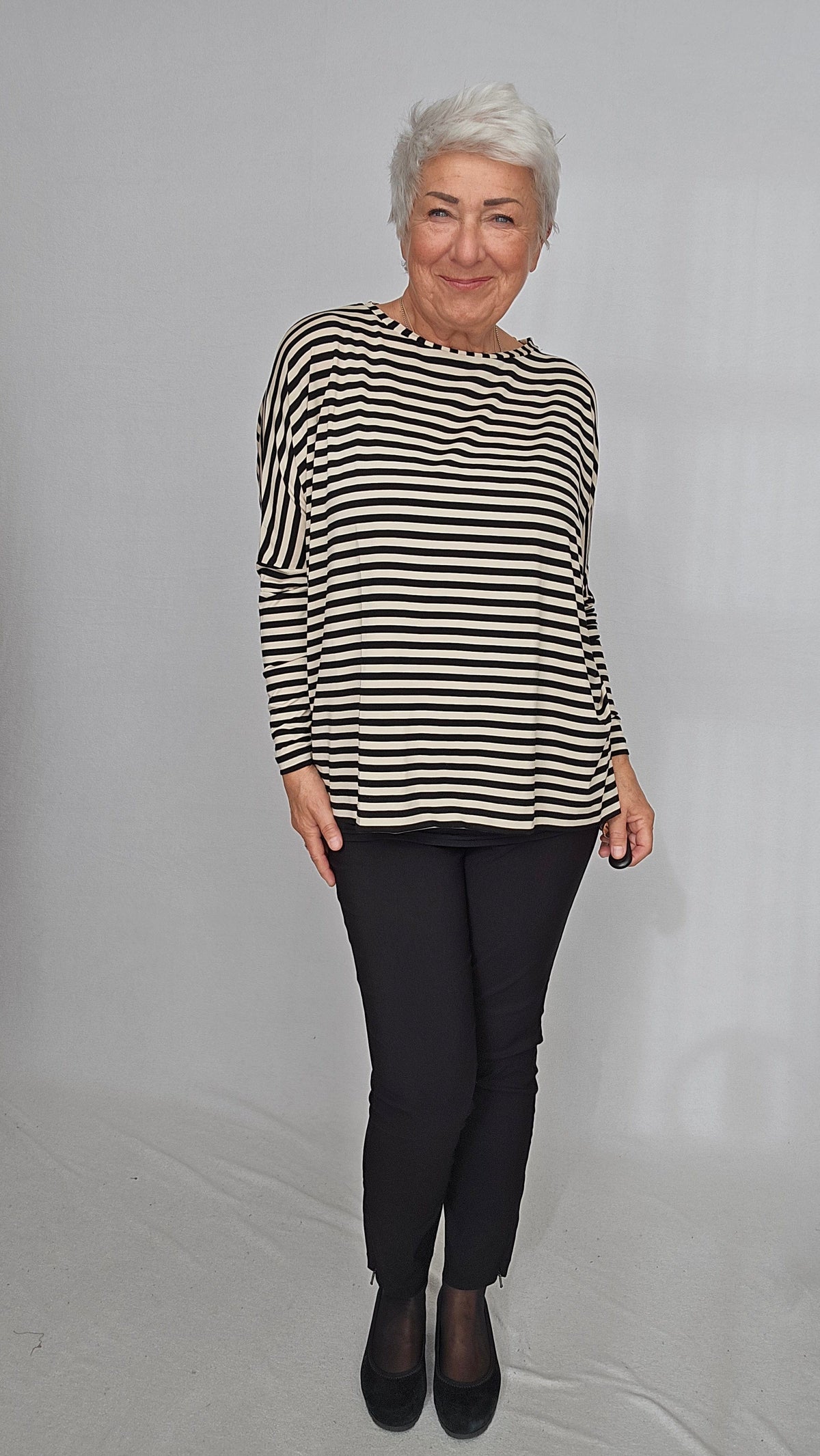 Masai Genser Masai- Barr Stripete sort/beige oversize genser kunstkolonialen