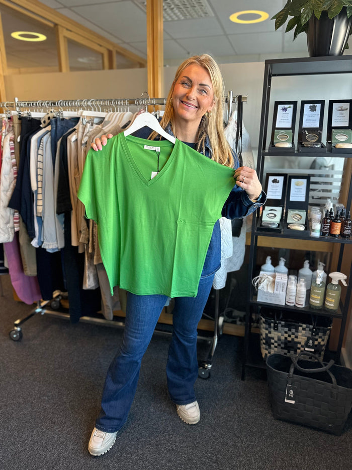 Masai T-Shirt S / Green MASAI- Badu T-skjorte med V-hals kunstkolonialen