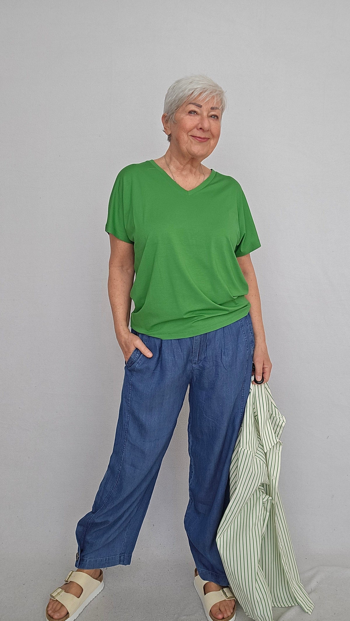 Masai T-Shirt S / Green MASAI- Badu T-skjorte med V-hals kunstkolonialen