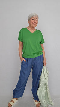 Masai T-Shirt S / Green MASAI- Badu T-skjorte med V-hals kunstkolonialen