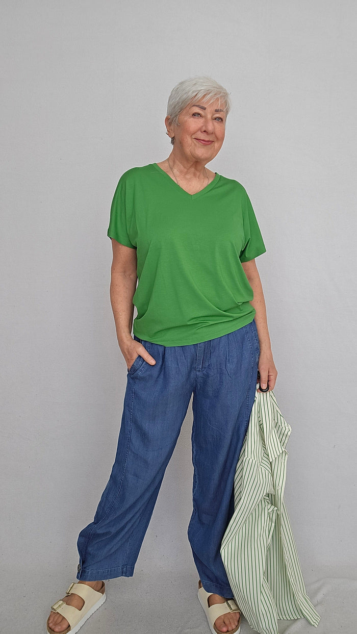 Masai T-Shirt S / Green MASAI- Badu T-skjorte med V-hals kunstkolonialen