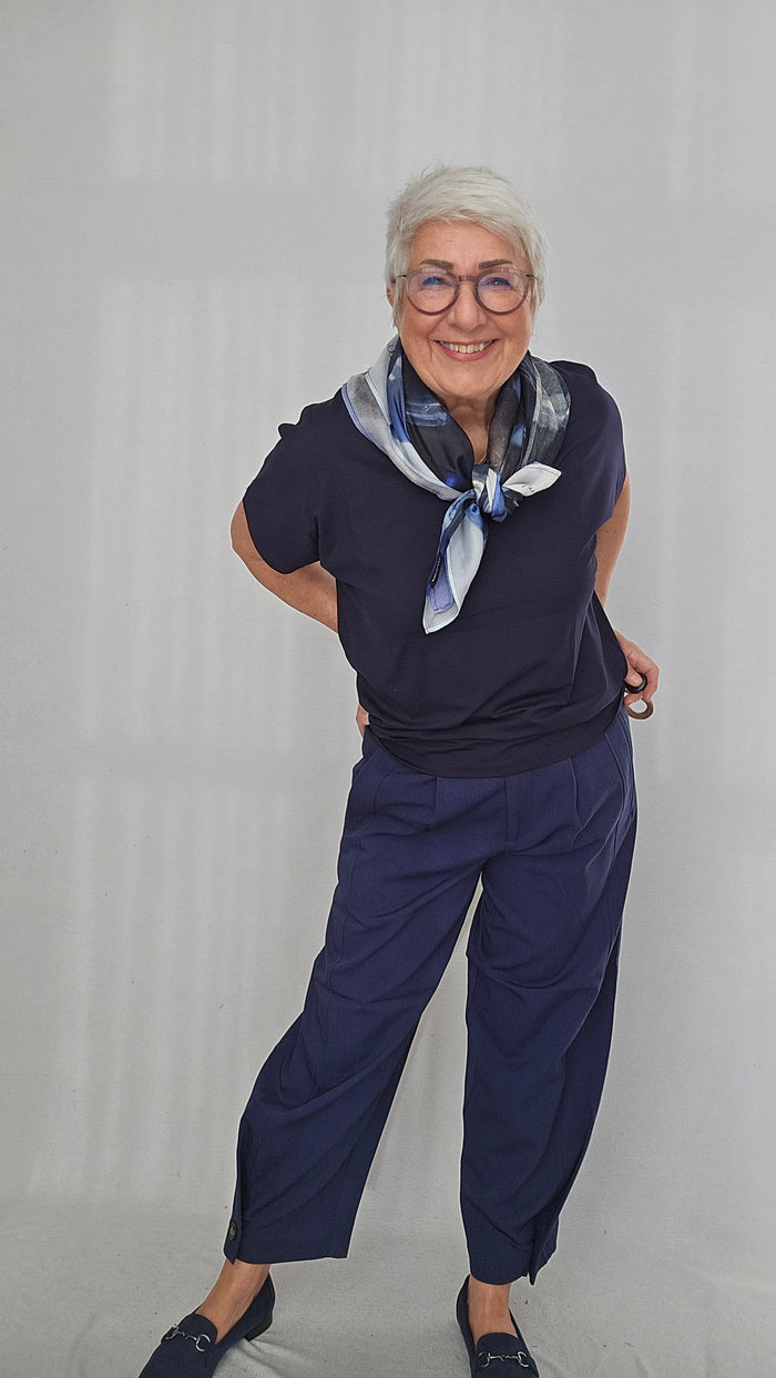 Masai T-Shirt S / Navy MASAI- Badu T-skjorte med V-hals kunstkolonialen