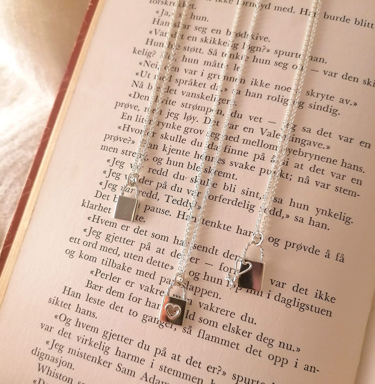 Natali Smykker Smykker Natali- Smykker m/hengelås- 2 ulike design kunstkolonialen