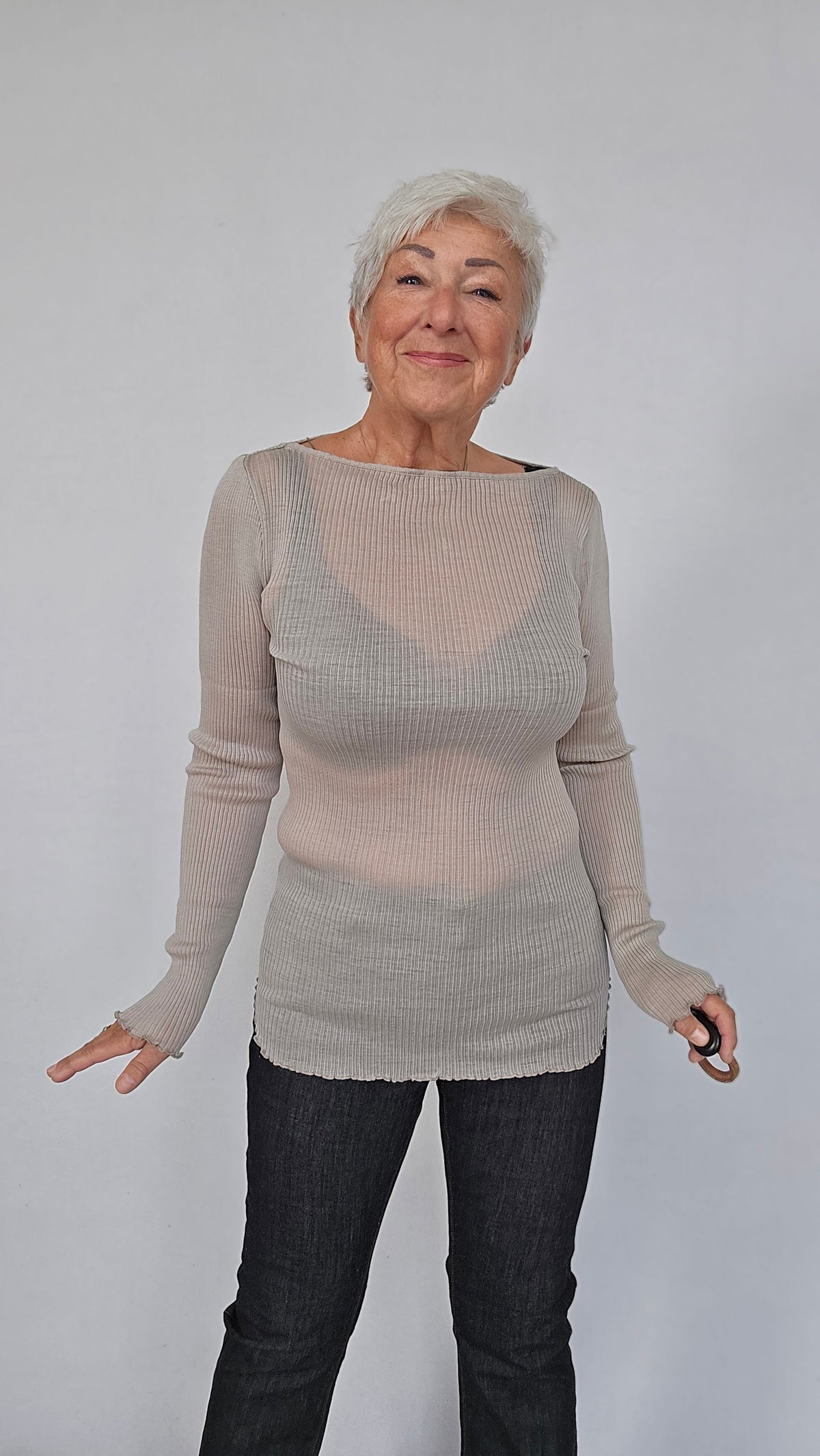 Seamless Basic Genser Beige Seamless Basic- Elegante tynn ullgenser m/båthals kunstkolonialen