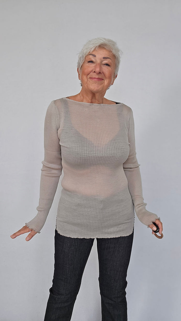 Seamless Basic Genser Beige Seamless Basic- Elegante tynn ullgenser m/båthals kunstkolonialen