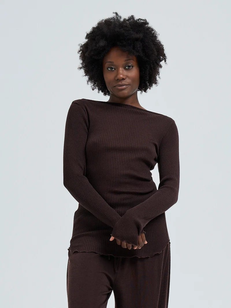 Seamless Basic Genser Dark Brown Seamless Basic- Elegante tynn ullgenser m/båthals kunstkolonialen