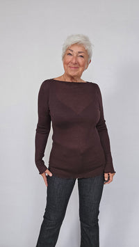 Seamless Basic Genser Dark Brown Seamless Basic- Elegante tynn ullgenser m/båthals kunstkolonialen