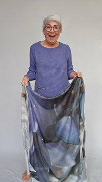 Skovhuus Genser S / Cornflower Skovhuus- 5353 Irene bomullsgenser med glidelåspynt kunstkolonialen