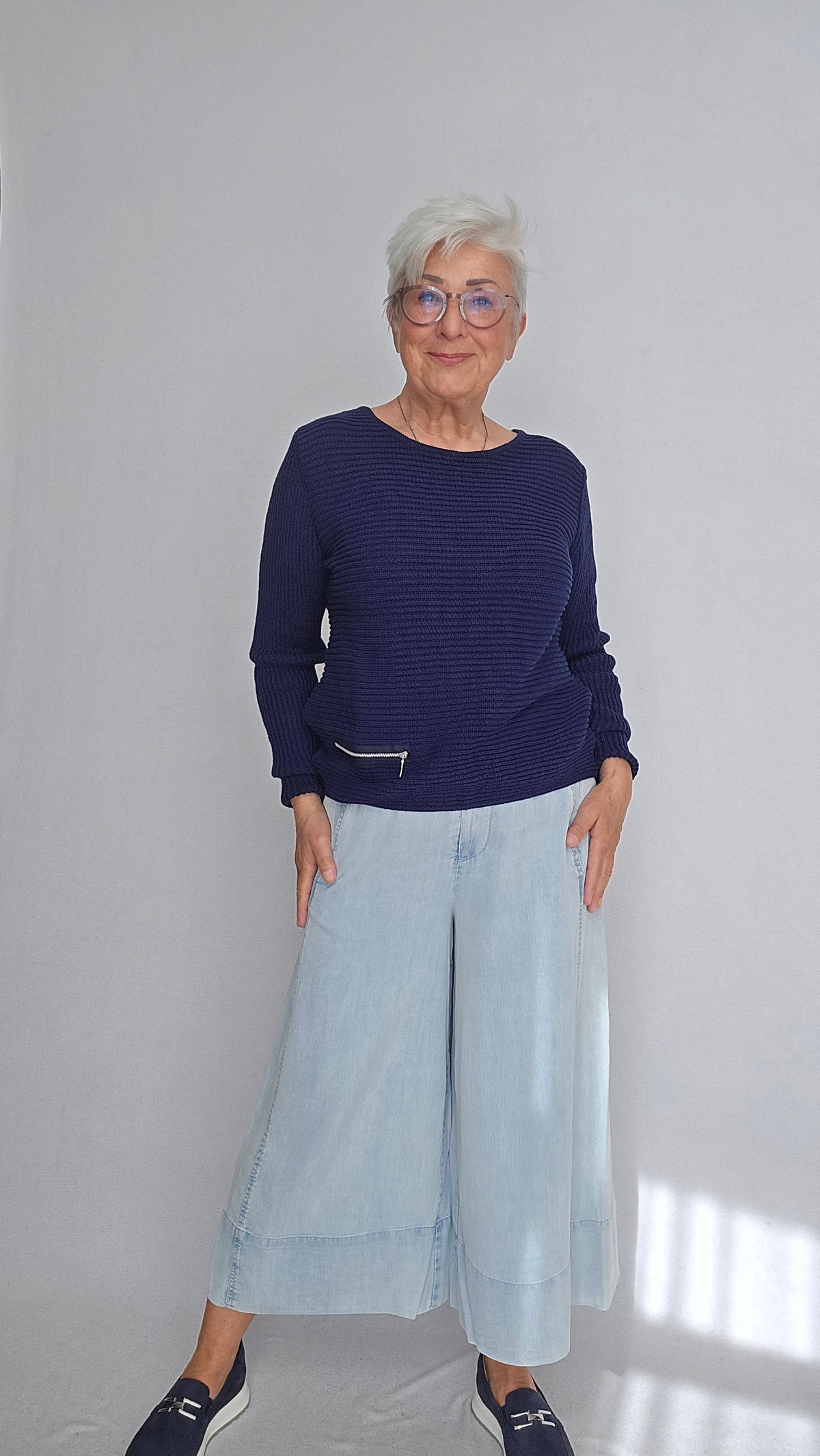 Skovhuus Genser S / Marine blue Skovhuus- 5353 Irene bomullsgenser med glidelåspynt kunstkolonialen