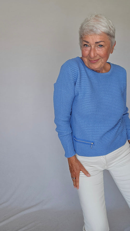 Skovhuus Genser S / Provence blue Skovhuus- NYHET! Irene bomullsgenser med glidelåspynt kunstkolonialen