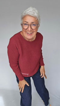 Skovhuus Genser S / Sangria Red Skovhuus- Irene bomullsgenser med glidelåspynt kunstkolonialen