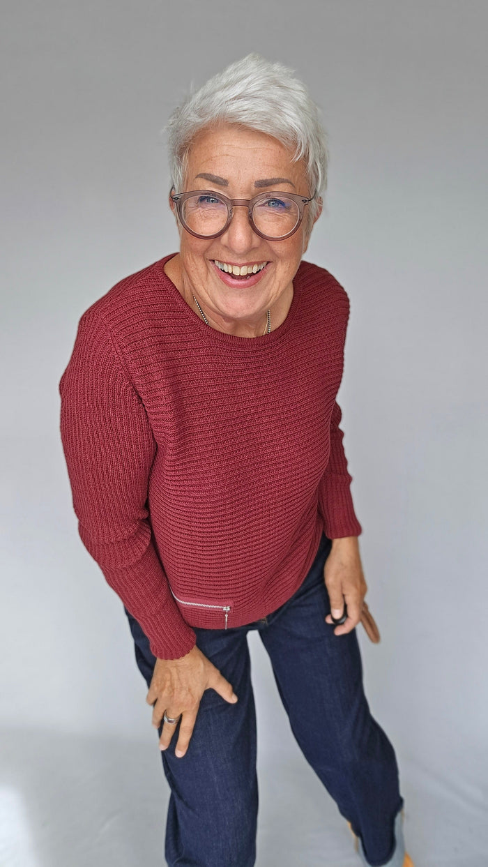 Skovhuus Genser S / Sangria Red Skovhuus- Irene bomullsgenser med glidelåspynt kunstkolonialen