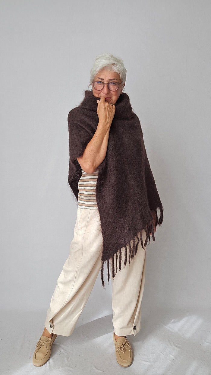 Skovhuus Poncho Nutella Brown Skovhuus- 4314 Poncho i mohair m/høy hals og frynser kunstkolonialen