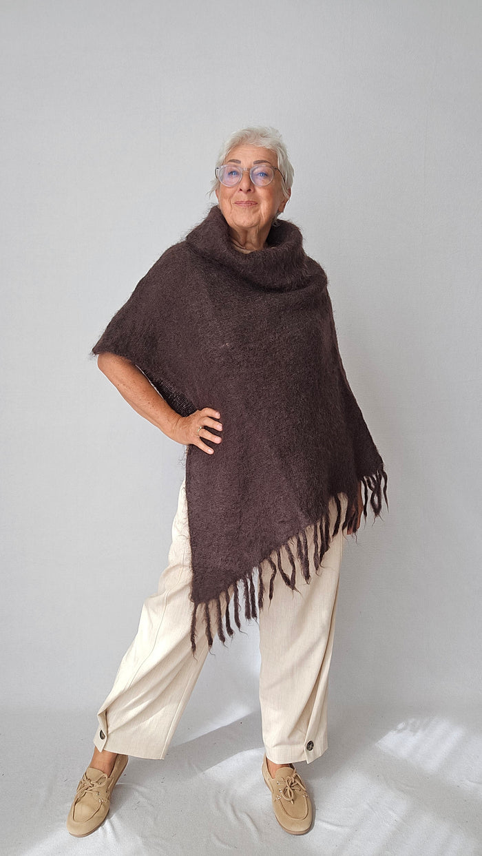 Skovhuus Poncho Nutella Brown Skovhuus- 4314 Poncho i mohair m/høy hals og frynser kunstkolonialen