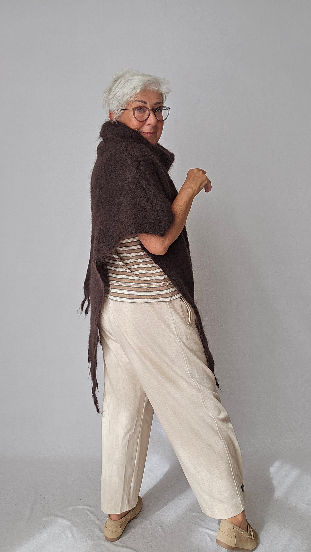 Skovhuus Poncho Nutella Brown Skovhuus- 4314 Poncho i mohair m/høy hals og frynser kunstkolonialen