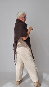 Skovhuus Poncho Nutella Brown Skovhuus- 4314 Poncho i mohair m/høy hals og frynser kunstkolonialen