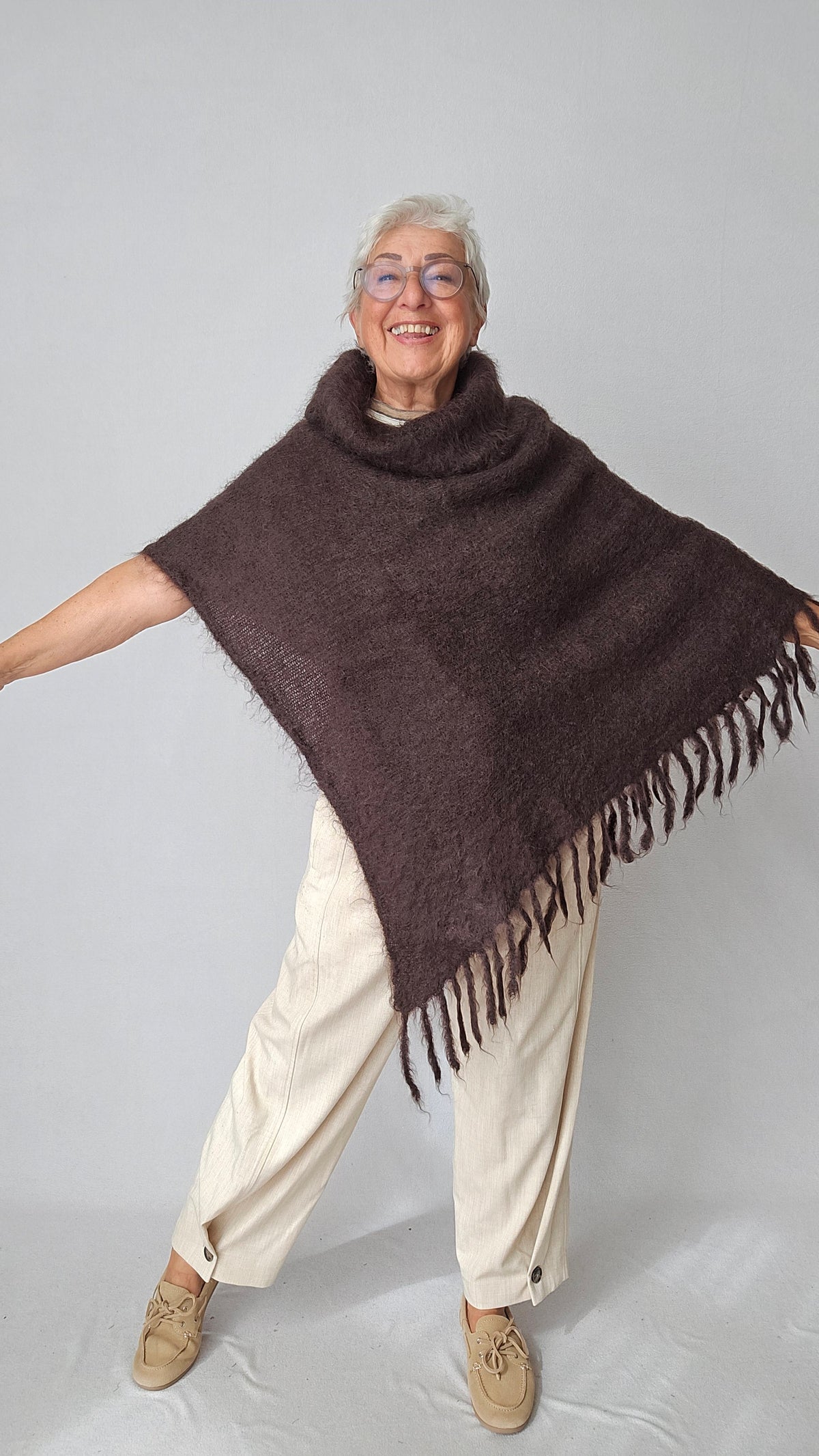 Skovhuus Poncho Nutella Brown Skovhuus- 4314 Poncho i mohair m/høy hals og frynser kunstkolonialen