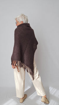 Skovhuus Poncho Nutella Brown Skovhuus- 4314 Poncho i mohair m/høy hals og frynser kunstkolonialen