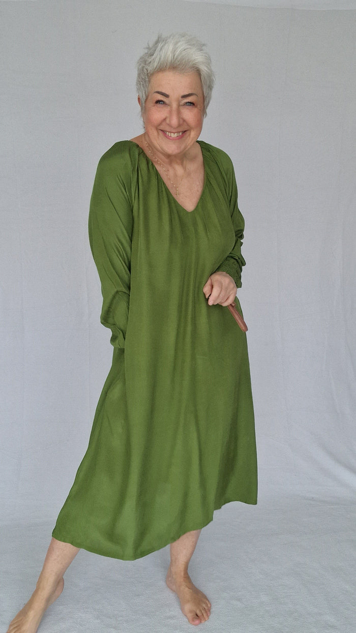 Tif Tiffy Kjole M / Green Twist Evelyn Dress- Lang kjole i to ulike farger! kunstkolonialen