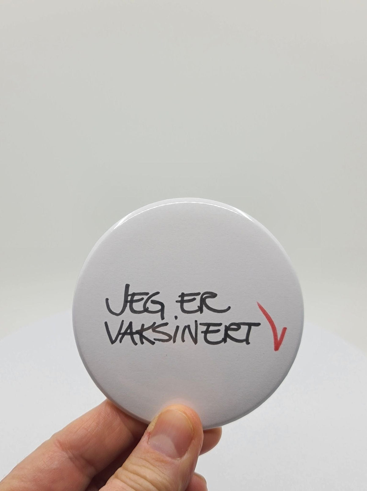 Wilhelmine Button Jeg er vaksinert Wilhelmines Buttons- med forskjellige setninger kunstkolonialen