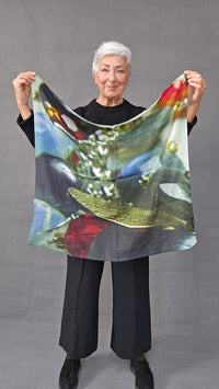 Wilhelmine Skjerf Lykke Liten Wilhelmine- Lite Wilhelmineskjerf i ull/silke 70 x 70 kunstkolonialen