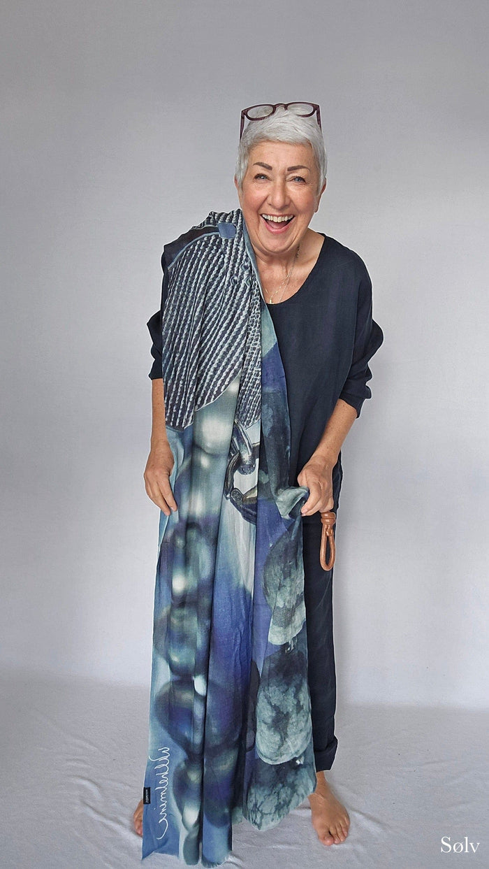 Wilhelmine Skjerf Sølv Wilhelmine- Wilhelmineskjerf i ull/silke kunstkolonialen