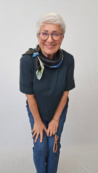 Wilhelmine Skjerf Wilhelmine- Lite Wilhelmineskjerf i silke 70 x 70 kunstkolonialen