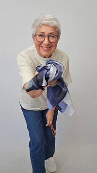 Wilhelmine Skjerf Wilhelmine- Lite Wilhelmineskjerf i silke 70 x 70 kunstkolonialen