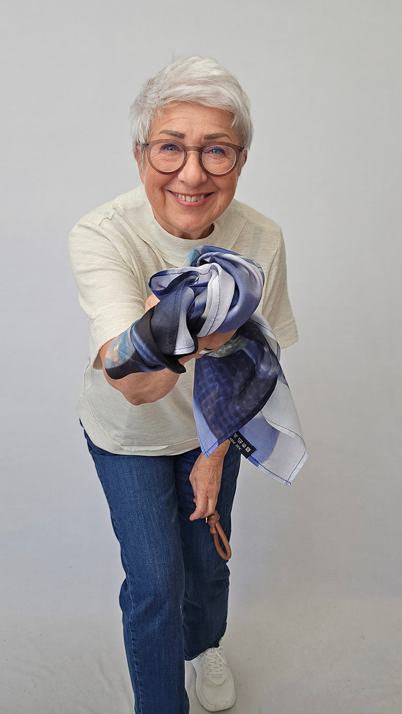 Wilhelmine Skjerf Wilhelmine- Lite Wilhelmineskjerf i silke 70 x 70 kunstkolonialen