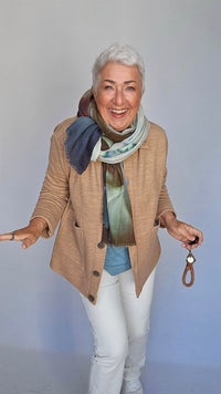 Wilhelmine Skjerf Wilhelmine-NYHET! Wilhelmineskjerf i ull/silke kunstkolonialen