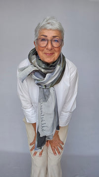 Wilhelmine Skjerf Wilhelmine- Wilhelmineskjerf i ull/silke kunstkolonialen