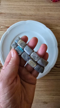 Wilhelmine Smykker Smykker Labradoritt firkantet stein Wilhelmine smykker- Strikkarmbånd m/stein kunstkolonialen