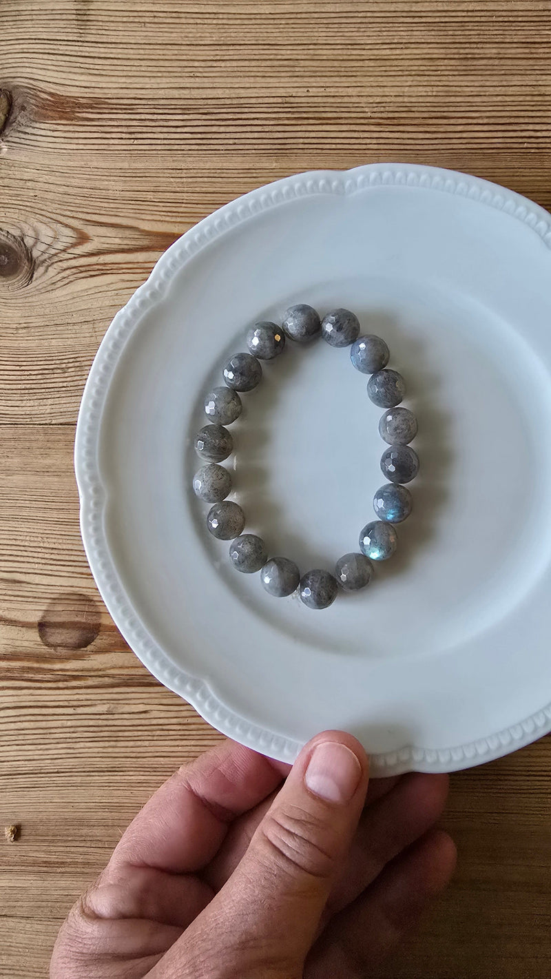 Wilhelmine Smykker Smykker Labradoritt rund stein Wilhelmine smykker- Strikkarmbånd m/stein kunstkolonialen